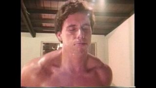 Après les cours, ce jeune homo est resté en classe pour se faire défoncer le cul par son prof