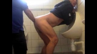 Ce gay se prend un fisting dans les toilettes, il va faire la pipe à ce mec avant de baiser