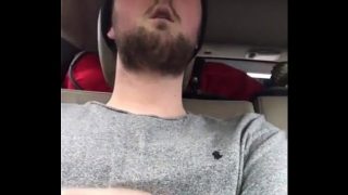 Ce mec se branle dans le taxi durant son trajet vers l’aéroport, il ne se soucie guère des regards