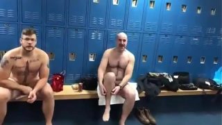 Dans les vestiaires des hommes dans un spa, des hommes matures se regardent entre eux