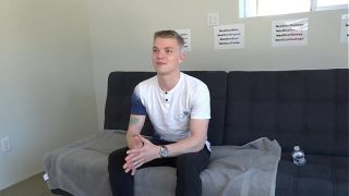 Pour passer son casting, ce jeune homo doit se branler tout nu sur le grand canapé et devant la cam