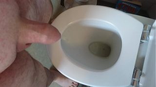 Il ne sait pas qu’il est filmé pendant qu’il pisse car il y a une caméra cachée dans les toilettes